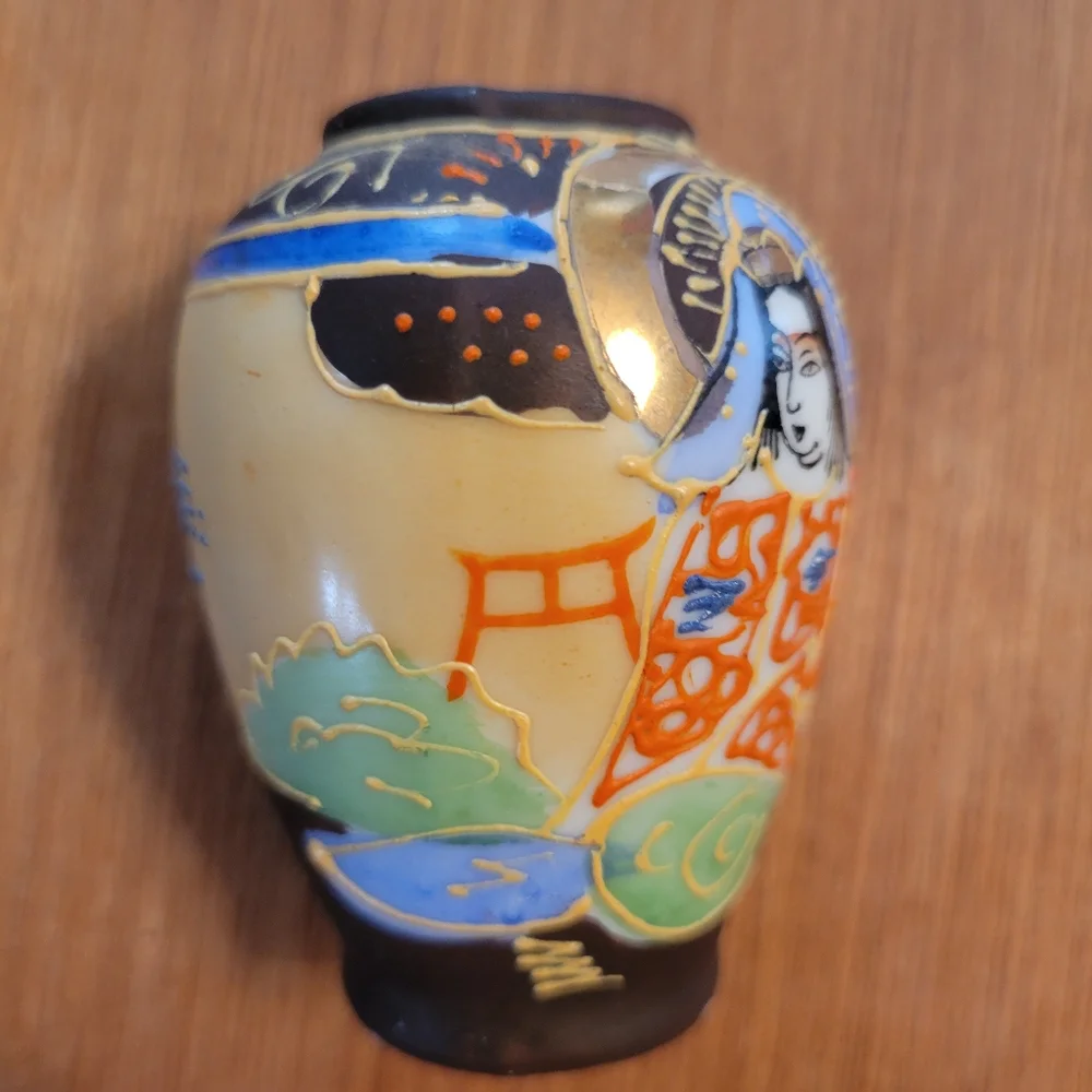 Vintage Moriage Style Small Vase ~ Made in Japan ~ Hand-painted detail ~ Pretty!